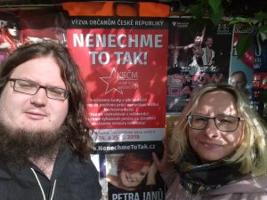 Výlep plakátů s eurokandidátkou Katkou Ambrožovou Srncovou